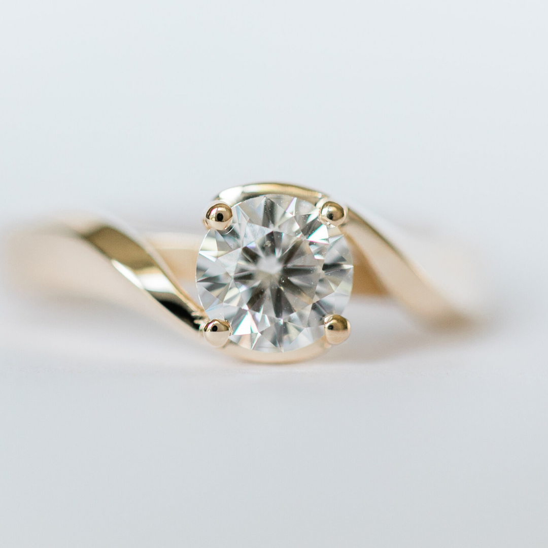 round diamond engagement ring bypass tension band