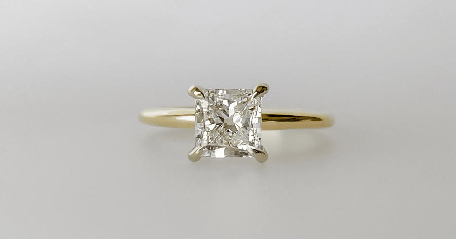 90s - Yellow Gold Solitaire Engagement Ring set with a Princess Cut Diamond