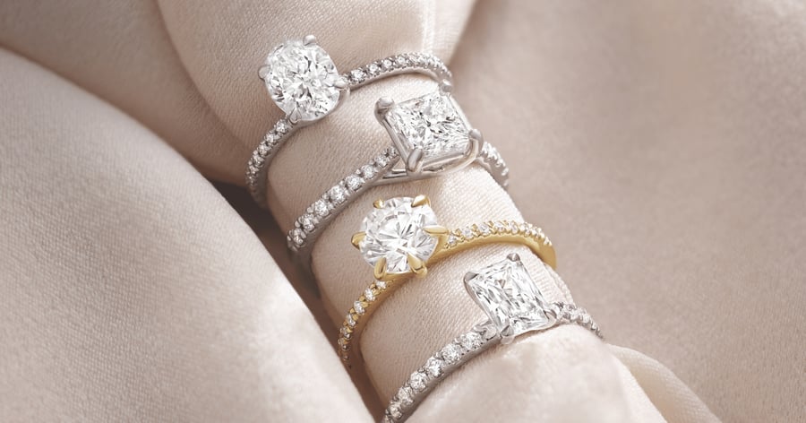 White_gold_(or)_platinum_accented_solitaire_engagement_rings