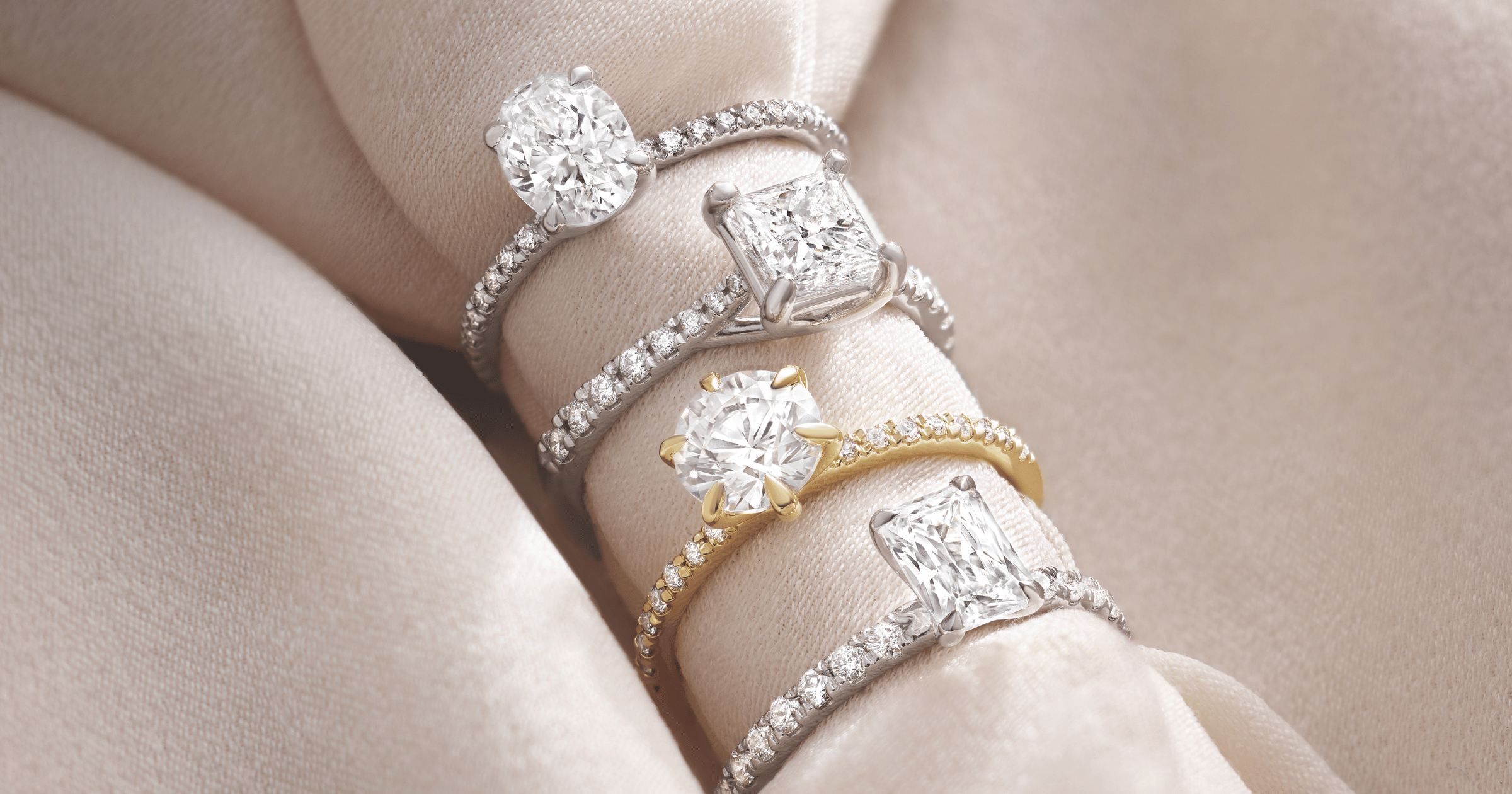 White_gold_(or)_platinum_accented_solitaire_engagement_rings